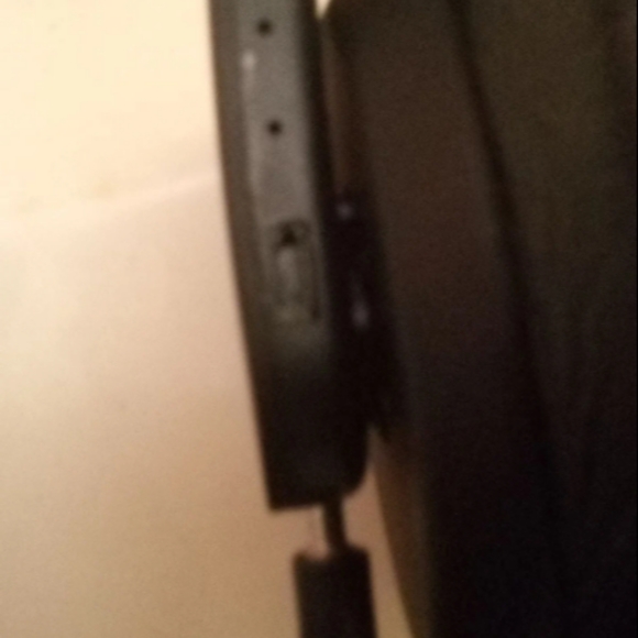 Black Mobile Spec Bluetooth Over Ear Headphones also works with aux in mode - Picture 5 of 6